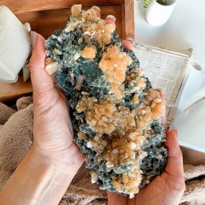 Calcedónia Verde com Estilbite – Drusa Serenidade surya cristais