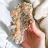 drusa de estilbite em matriz natural surya cristais