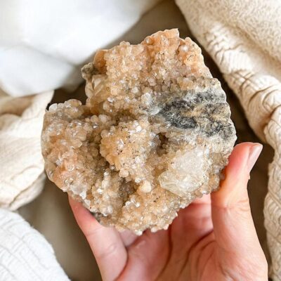 estilbite natural em drusa surya cristais