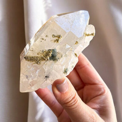 ponta de quartzo boterminado natural surya cristais