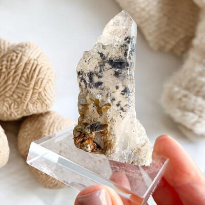 Ponta de Quartzo com Siderite e inclusões de ferberite
