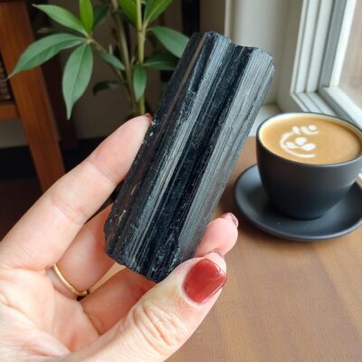 turmalina negra em bruto surya cristais