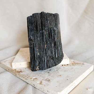 turmalina negra em bruto surya cristais