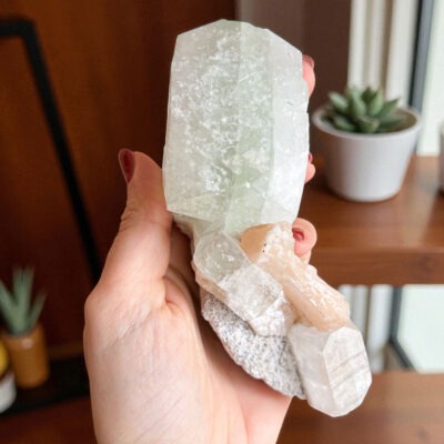 apofilite cubica verde com estilbite rosa surya cristais