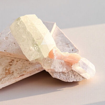 apofilite cubica verde com estilbite rosa surya cristais