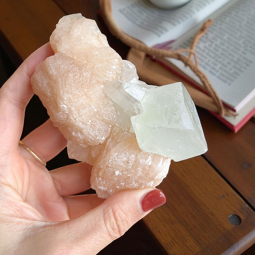 apofilite-verde-estilbite-suryacristais apofilite cubica verde com estilbite rosa surya cristais