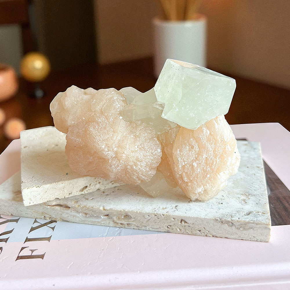 apofilite-verde-suryacrostais apofilite cubica verde com estilbite rosa surya cristais