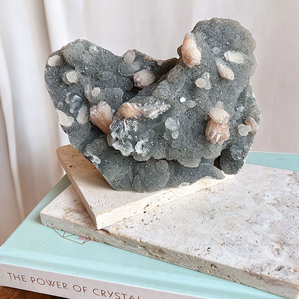 calcedonia-verde-estilbite-suryacristais calcedonia com estilbite rosa surya cristais