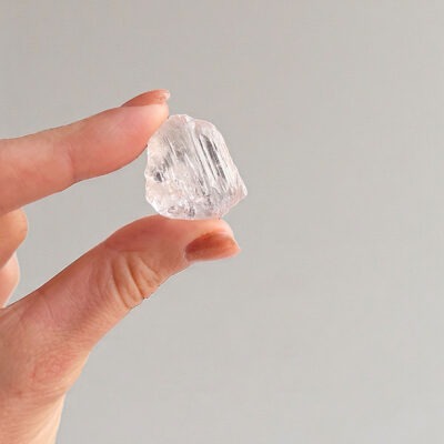 kunzite em bruto surya cristais