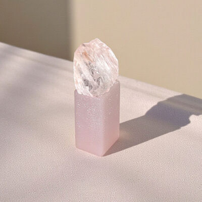 kunzite em bruto surya cristais