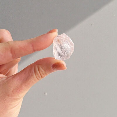 kunzite em bruto surya cristais