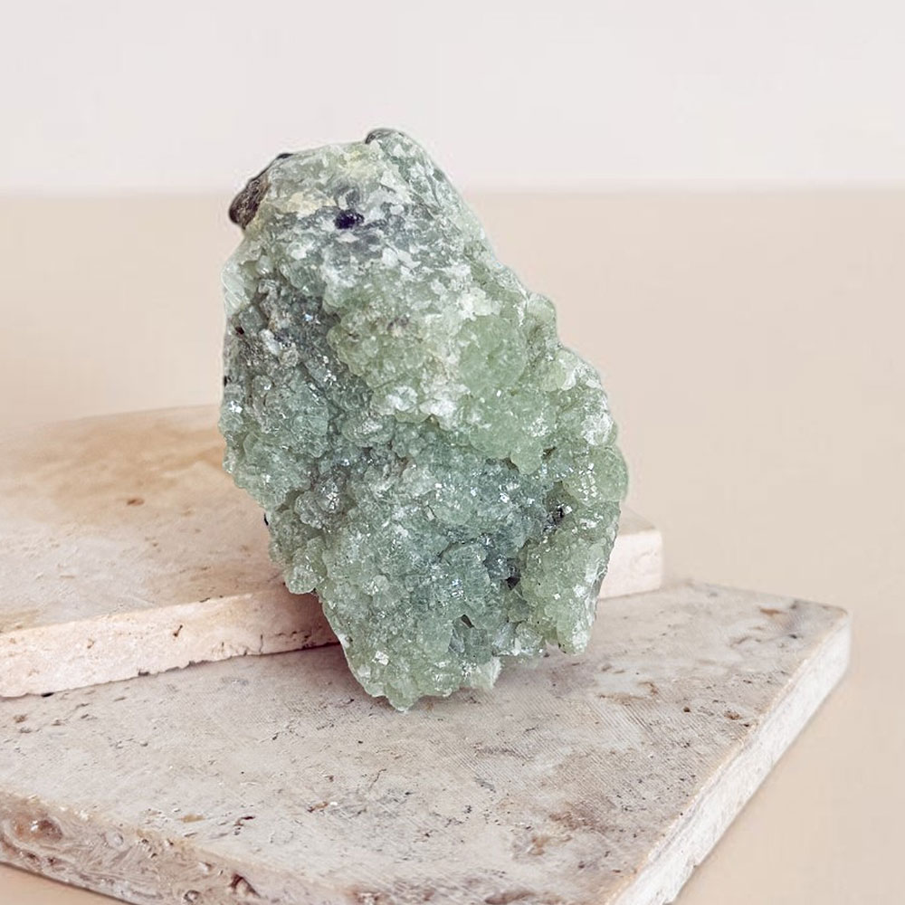 prehnite-em-bruto-suryacristais1 drusa de prehnite surya cristais