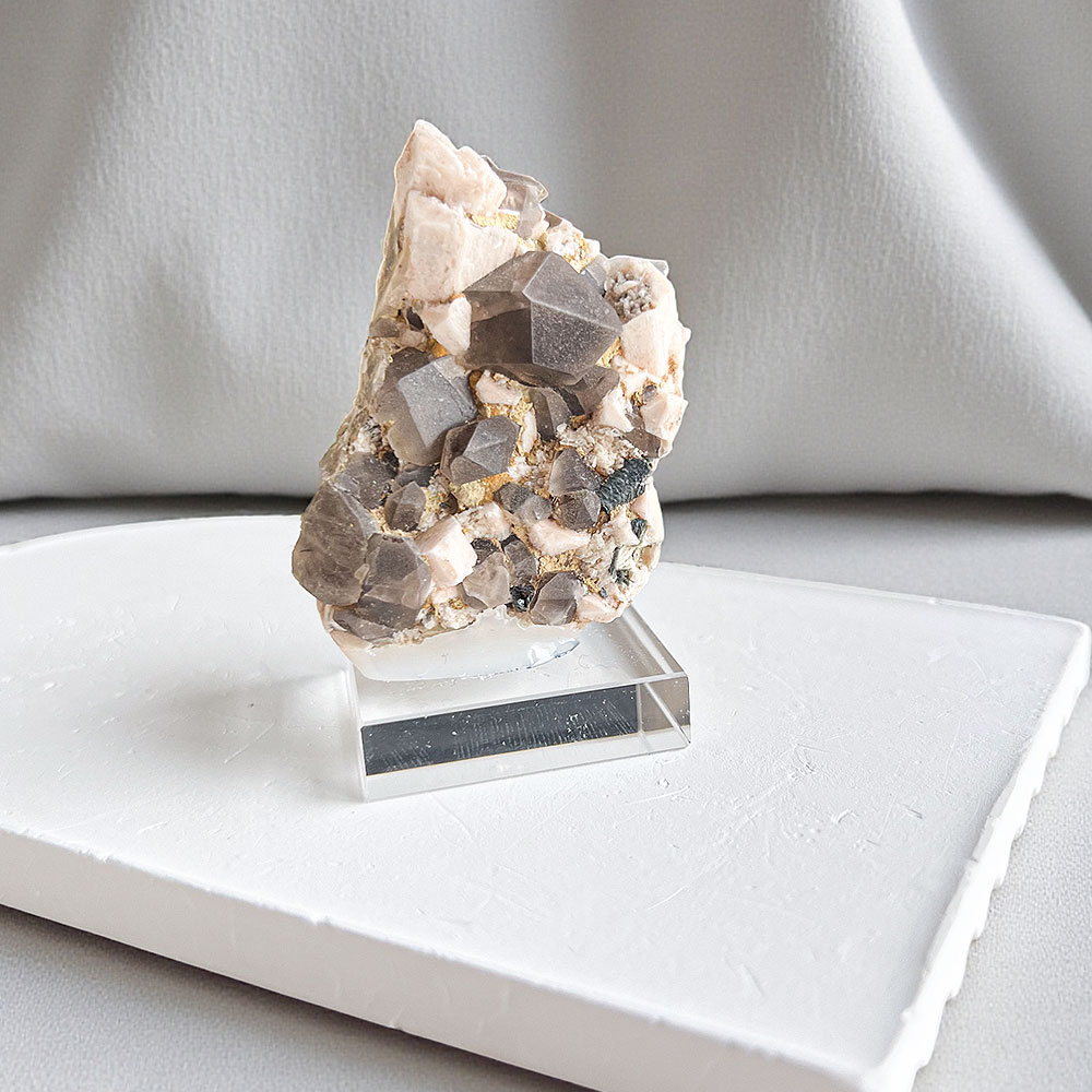 quartzo-fumado-em-feldspato-suryacristais1 quartzo fumado em feldspato surya cristais