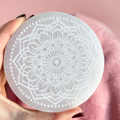 base de selenite com mandala surya cristais