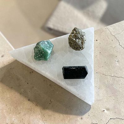 base selenite triangular surya cristais