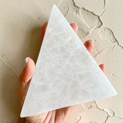 base selenite triangular surya cristais