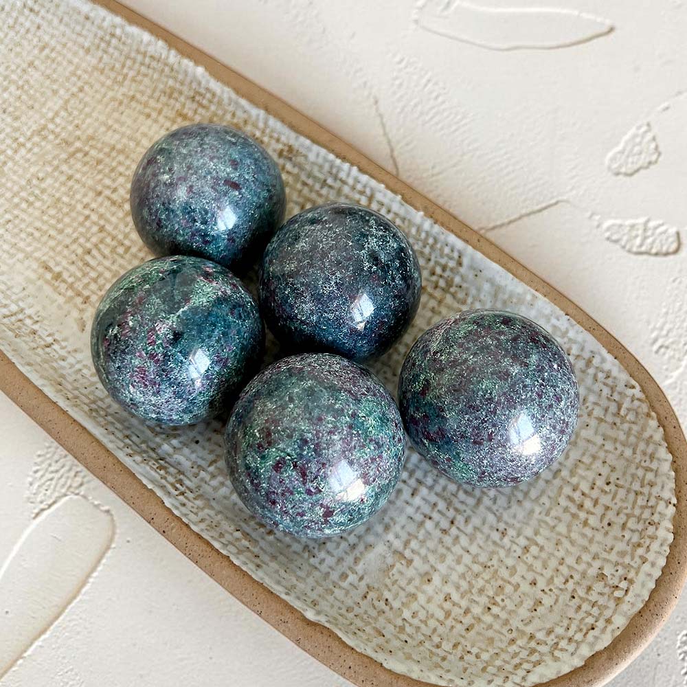 esfera-cianite-azul-suryacristais1 cianite com rubi