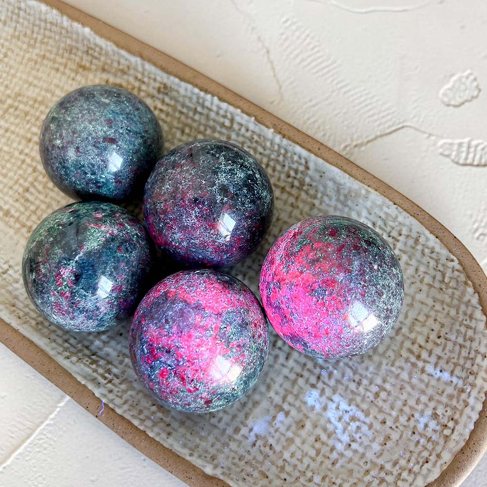 esfera-cianite-azul-suryacristais2 cianite com rubi