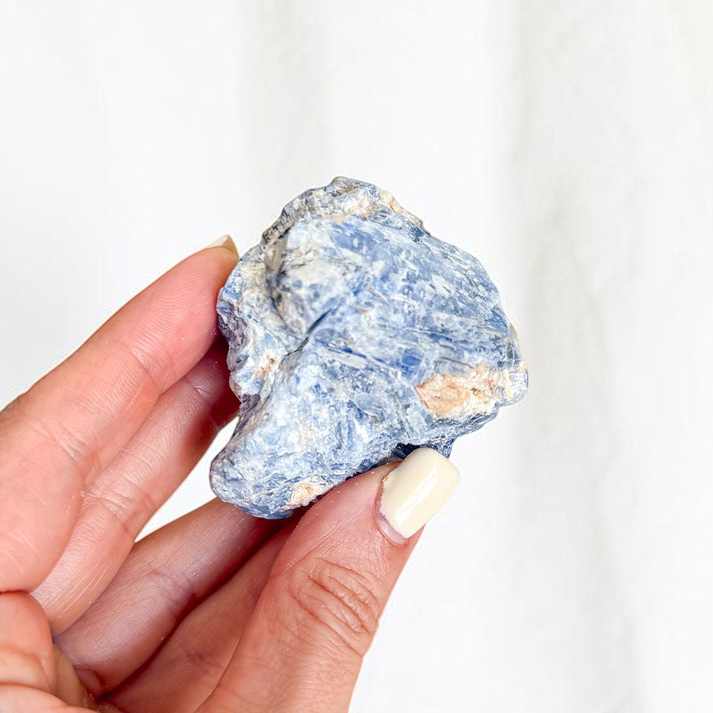 cianite-azul-em-bruto2-suryacristais cianite azul em bruto surya cristais