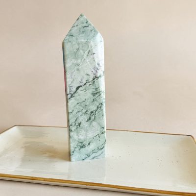 torre de quartzo verde com lepidolite surya cristais