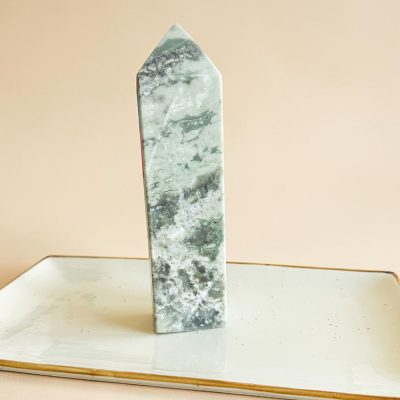 torre de quartzo verde com lepidolite surya cristais