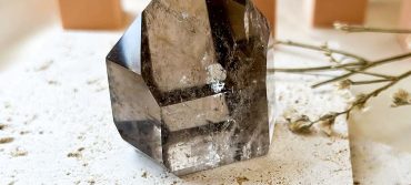 ponta facetada de quartzo fumado surya cristais